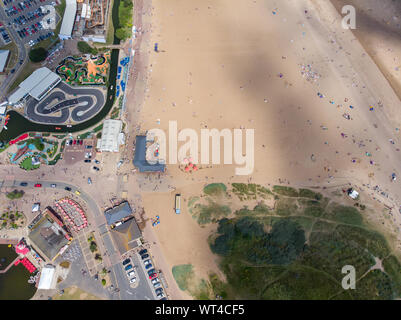 Foto aerea del British cittadina balneare di Skegness in East Lindsey un distretto del Lincolnshire, Inghilterra, che mostra la fiera luna park giostre e Foto Stock