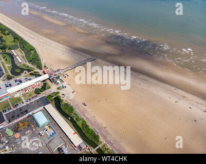 Foto aerea del British cittadina balneare di Skegness in East Lindsey un distretto del Lincolnshire, Inghilterra, che mostra la spiaggia e il molo su un molto bello Foto Stock