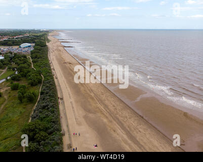 Foto aerea del British cittadina balneare di Skegness in East Lindsey un distretto del Lincolnshire, Inghilterra, che mostra la spiaggia e il molo su un molto bello Foto Stock