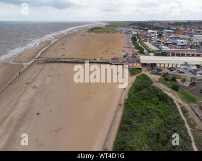 Foto aerea del British cittadina balneare di Skegness in East Lindsey un distretto del Lincolnshire, Inghilterra, che mostra la spiaggia e il molo su un molto bello Foto Stock