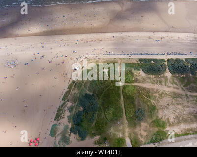 Foto aerea del British cittadina balneare di Skegness in East Lindsey un distretto del Lincolnshire, Inghilterra, che mostra la spiaggia e il molo su un molto bello Foto Stock