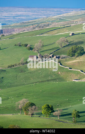 Guardando oltre la parte superiore Eden Valley vicino a Kirkby Stephen, Cumbria, verso nord Pennine fells. Regno Unito. Foto Stock