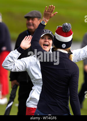 Il Team USA di Jessica Korda (sinistra) battendo il cinque Nelly Korda dopo il suo putt il sedicesimo durante l'anteprima giorno tre del 2019 Solheim Cup a Gleneagles Golf Club, Auchterarder. Foto Stock