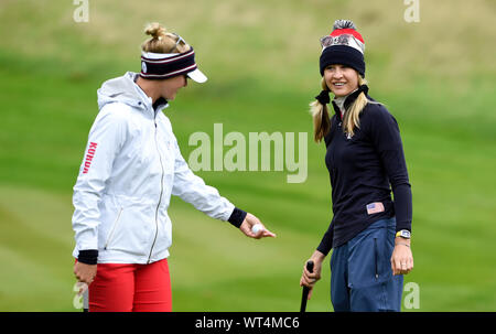 Il Team USA di Jessica Korda (sinistra) e Nelly Korda durante l'anteprima giorno tre del 2019 Solheim Cup a Gleneagles Golf Club, Auchterarder. Foto Stock