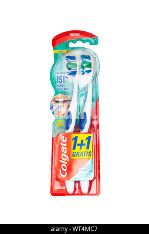 CHISINAU in Moldova - 9 Settembre 2019: Colcgate spazzolino orale e dentale Cura del marchio di fiducia. Due elementi in un unico pacchetto isolato su bianco Foto Stock