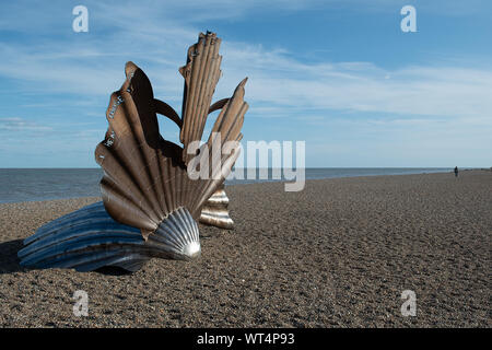 Guscio di capesante scultura alla spiaggia di Aldeburgh, Suffolk Foto Stock