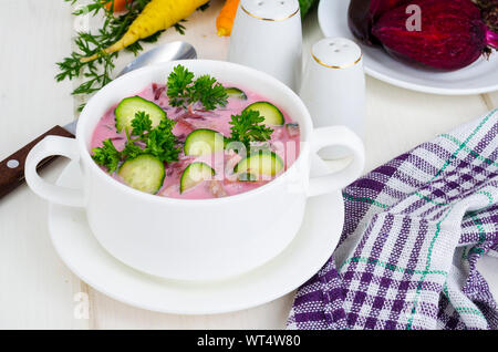 Fredda zuppa di barbabietole con cetrioli. Foto Studio Foto Stock