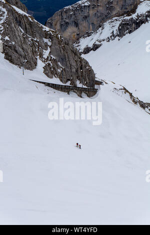 Due escursionisti trekking attraverso la neve per il Monte Pilatus vicino a Lucerna nelle Alpi della Svizzera. Foto Stock