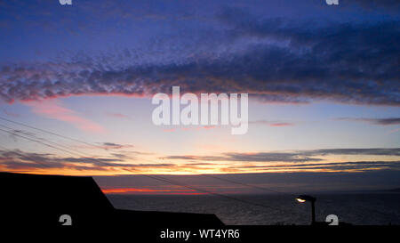 Portland. 10 settembre 2019. Regno Unito Meteo. Il cielo di autunno viene trasformata in una miriade di 'paintbox' dei colori mediante il sole di setting. credito : stuart fretwell/Alamy Live News Foto Stock