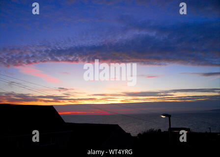 Portland. 10 settembre 2019. Regno Unito Meteo. Il cielo di autunno viene trasformata in una miriade di 'paintbox' dei colori mediante il sole di setting. credito : stuart fretwell/Alamy Live News Foto Stock