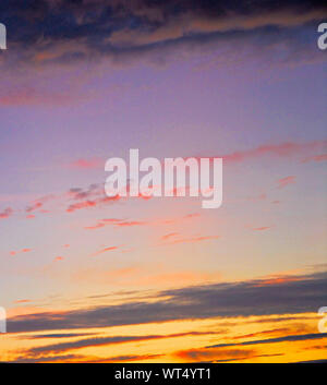 Portland. 10 settembre 2019. Regno Unito Meteo. Il cielo di autunno viene trasformata in una miriade di 'paintbox' dei colori mediante il sole di setting. credito : stuart fretwell/Alamy Live News Foto Stock