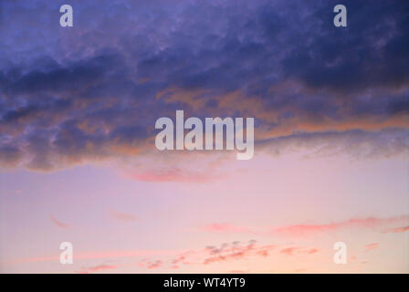 Portland. 10 settembre 2019. Regno Unito Meteo. Il cielo di autunno viene trasformata in una miriade di 'paintbox' dei colori mediante il sole di setting. credito : stuart fretwell/Alamy Live News Foto Stock