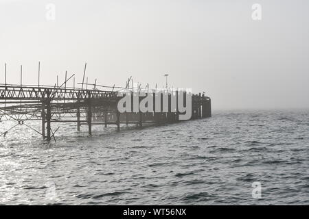 Totland Bay nella nebbia Foto Stock