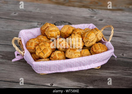 Tradizionale ungherese pasticceria da forno pogacsa in un cestello Foto Stock