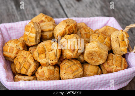 Tradizionale ungherese pasticceria da forno pogacsa in un cestello Foto Stock