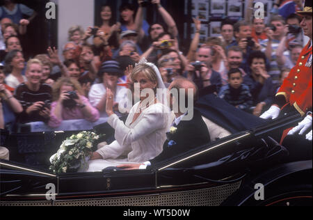 Royal Wedding 1999 Prince Edward Sophie Rhys Jones. La Contessa di Wessex Earl del Wessex Windsor Aprire carrello rinuncia alla folla di spettatori curiosi dopo il loro matrimonio 1990S UK HOMER SYKES Foto Stock