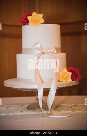 Semplice Torta di Nozze Design con rosa Inglese e Gallese Daffodil Fiori Foto Stock