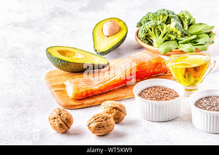 Animale e fonti vegetali di omega-3. Dieta bilanciata concetto. Foto Stock