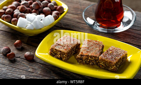 Sheki halva su una piastra. I dolci orientali Foto Stock