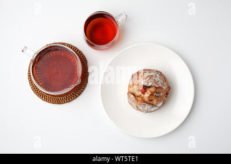 Pane francese con frutti di bosco e formaggio sulla piastra e tè closeup isolati su sfondo bianco Foto Stock