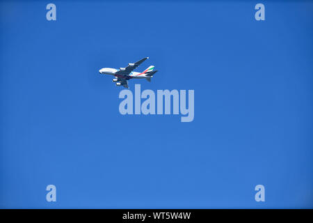 Ein Airbus A380 der Fluggesellschaft Emirates im Landeanflug auf den Düsseldorfer Flughafen. Foto Stock