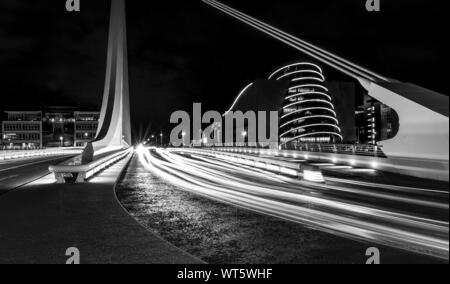 Sentieri di luce su Samuel Beckett Bridge di notte