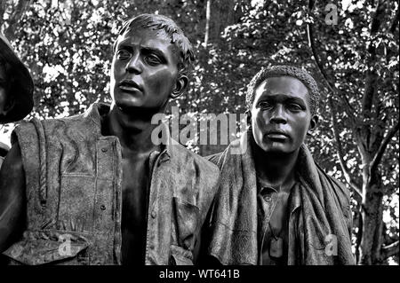 Due membri dei tre soldati Vietnam Veterans Memorial sul National Mall di Washington DC Foto Stock