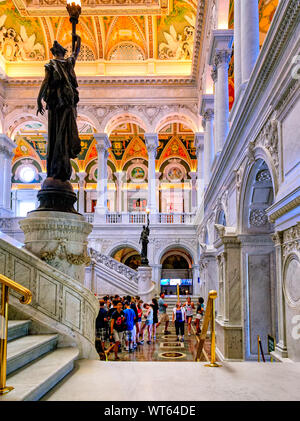 I turisti nella grande sala della Biblioteca del Congresso di Washington, D.C. Foto Stock