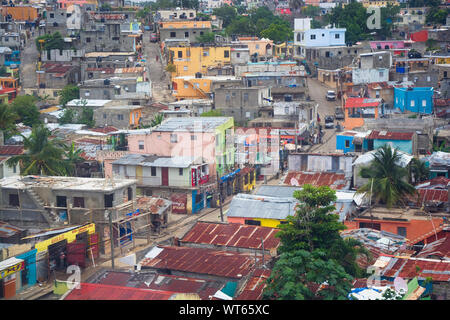 SANTO DOMINGO, REPUBBLICA DOMINICANA - 26 giugno 2019: quartieri poveri nella periferia della città capitale Foto Stock