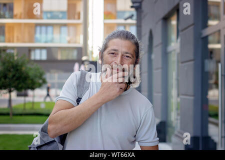 Ritratto di un uomo di mezza età guardando la telecamera, essendo seri Foto Stock