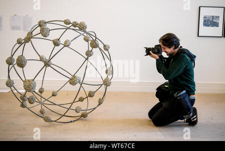 Berlino, Germania. Undicesimo Sep, 2019. Un giovane uomo fotografie artwork orbitale per l'artista Mona Hatoum nella mostra 'a piedi attraverso le pareti' il trentesimo anniversario della caduta del muro di Berlino in Martin-Gropius-Bau. La mostra viene eseguito dal 12.09. 2019 al 19.01.2020. Credito: Britta Pedersen/dpa-Zentralbild/dpa/Alamy Live News Foto Stock