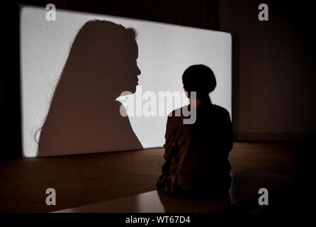 Berlino, Germania. Undicesimo Sep, 2019. L'installazione 'ombra giocare' dall'artista Javier Tellez può essere visto nella mostra 'a piedi attraverso le pareti' il trentesimo anniversario della caduta del muro di Berlino in Martin-Gropius-Bau. La mostra viene eseguito dal 12.09. 2019 al 19.01.2020. Credito: Britta Pedersen/dpa-Zentralbild/dpa/Alamy Live News Foto Stock