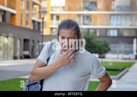 Ritratto di un uomo di mezza età guardando la telecamera, essendo seri Foto Stock