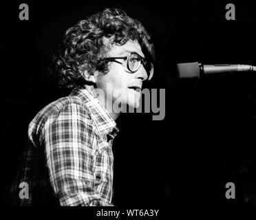 Randy Newman esegue sul palco a Tanglewood, Stockbridge in Massachusetts nel settembre 1977 Foto Stock