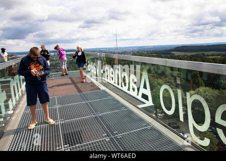 Skywalk dell'Wilhelmina torre presso il punto più alto dei Paesi Bassi a Vaals, tre-paese punto Germania, Paesi Bassi e Belgio. Skywalk des Wilh Foto Stock