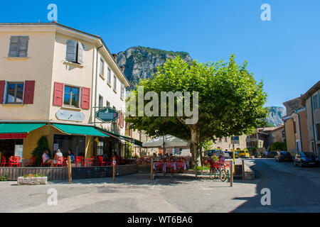 3 agosto 2015 un piccolo cafe la bordatura di un tipico villaggio francese quadrato in Drome regione di stile provenzale nel Sud Est della Francia Foto Stock