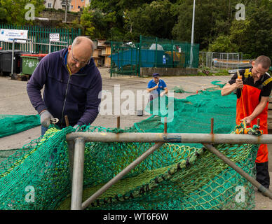 I pescatori riassettavano le reti europea Hall Irlanda Foto Stock