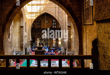 Adoratori in Al complesso Ghouri Cairo Egitto durante il Ramadan Foto Stock