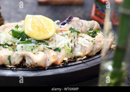 Malai pollo tikka su un piatto caldo Foto Stock