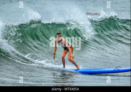 Surfer cattura un'onda della Florida del Sud Costa per una corsa in riva mentre in attesa di uragano Dorian