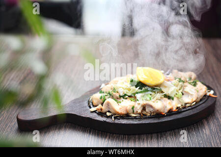 Malai pollo tikka su un piatto caldo Foto Stock