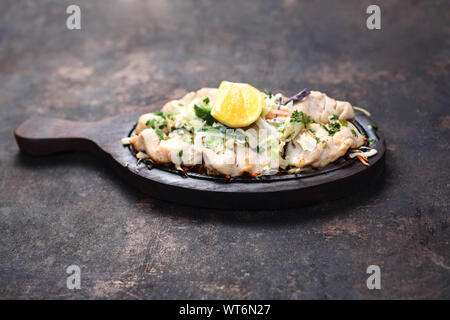 Malai pollo tikka su un piatto caldo Foto Stock