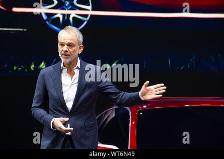 Francoforte, Deutschland. Decimo Sep, 2019. Adrian van HOOYDONK, Vice Presidente Senior del gruppo BMW, design, presenta la BMW Concept 4, autovetture, International Motor Show IAA 2019 a Francoforte, su 10.09.2019. | Utilizzo di credito in tutto il mondo: dpa/Alamy Live News Foto Stock