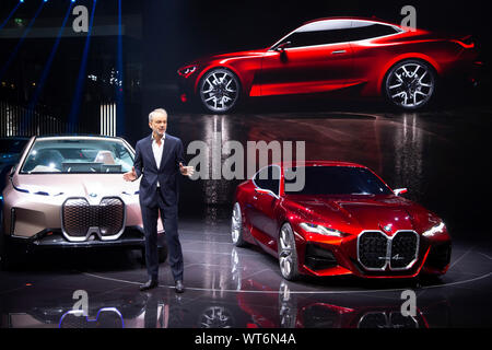 Francoforte, Deutschland. Decimo Sep, 2019. Adrian van HOOYDONK, Vice Presidente Senior del gruppo BMW, design, presenta la BMW Concept 4, autovetture, International Motor Show IAA 2019 a Francoforte, su 10.09.2019. | Utilizzo di credito in tutto il mondo: dpa/Alamy Live News Foto Stock