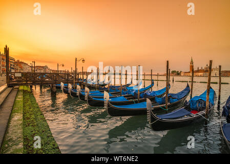 Vista sulle gondole ancorate a Piazza San Marco in mattina presto all'alba Foto Stock