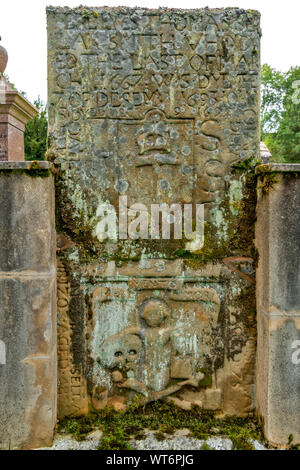 Chiesa BOTRIPHNIE DRUMMUIR MORAY Scozia cimitero con un vecchio lapide datata 1667 Foto Stock