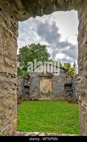 Chiesa BOTRIPHNIE DRUMMUIR MORAY Scozia cimitero con vista in MORT HOUSE Foto Stock