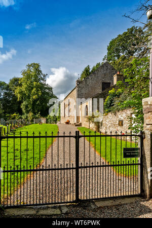Chiesa BOTRIPHNIE DRUMMUIR MORAY Scozia ferro cancelli di ingresso e PERCORSO PER LA CHIESA Foto Stock