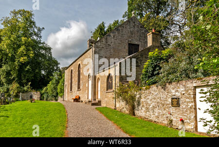 Chiesa BOTRIPHNIE DRUMMUIR MORAY Scozia percorso verso la Chiesa in tarda estate Foto Stock