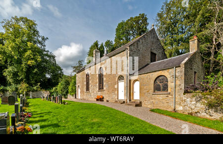Chiesa BOTRIPHNIE DRUMMUIR MORAY Scozia la chiesa e cimitero in estate con fiori sulle lapidi. Foto Stock